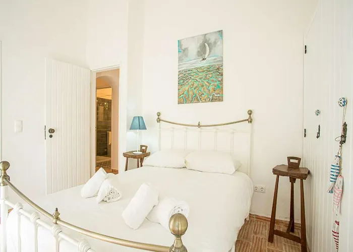 Quinta Da Alfazema: Portuguese With Pool And Tennis Court *