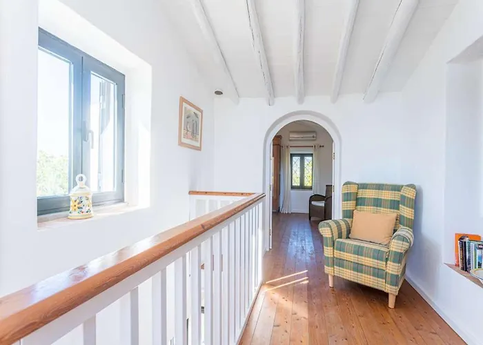 Quinta Da Alfazema: Portuguese With Pool And Tennis Court