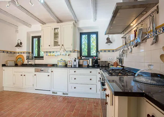 Villa Quinta Da Alfazema: Portuguese With Pool And Tennis Court