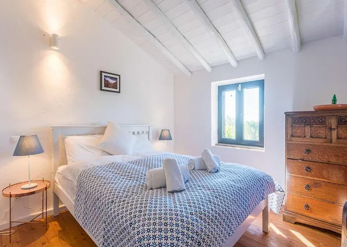 Quinta Da Alfazema: Portuguese With Pool And Tennis Court *
