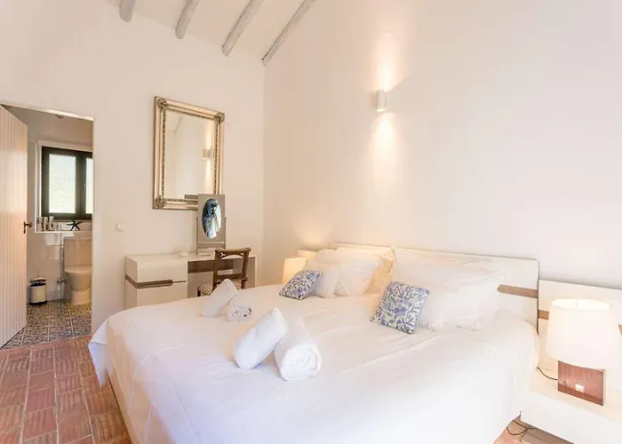 Quinta Da Alfazema: Portuguese With Pool And Tennis Court