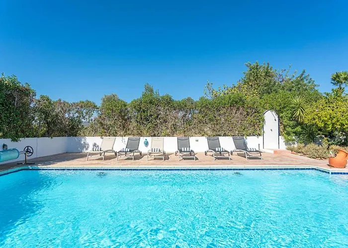 Villa Quinta Da Alfazema: Portuguese With Pool And Tennis Court